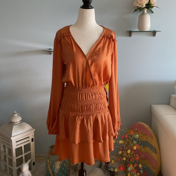 V-NECK SMOCKED TIERED MINI DRESS Rosewood colour long sleeve - Picture 3 of 13